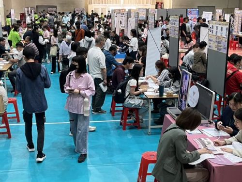 「薪動高雄 職得幸福」 勞工局徵才活動貼心，提供履歷健檢增進求職自信